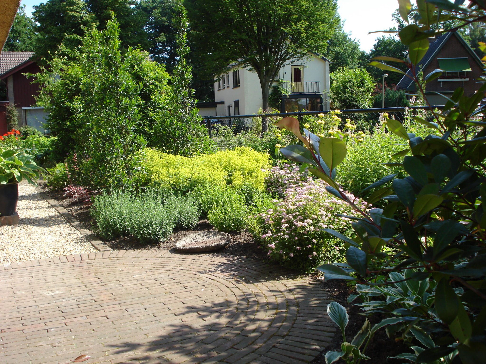 Hoveniersbedrijf G.Weultjes Bloemrijke tuin Vaassen terras.jpg